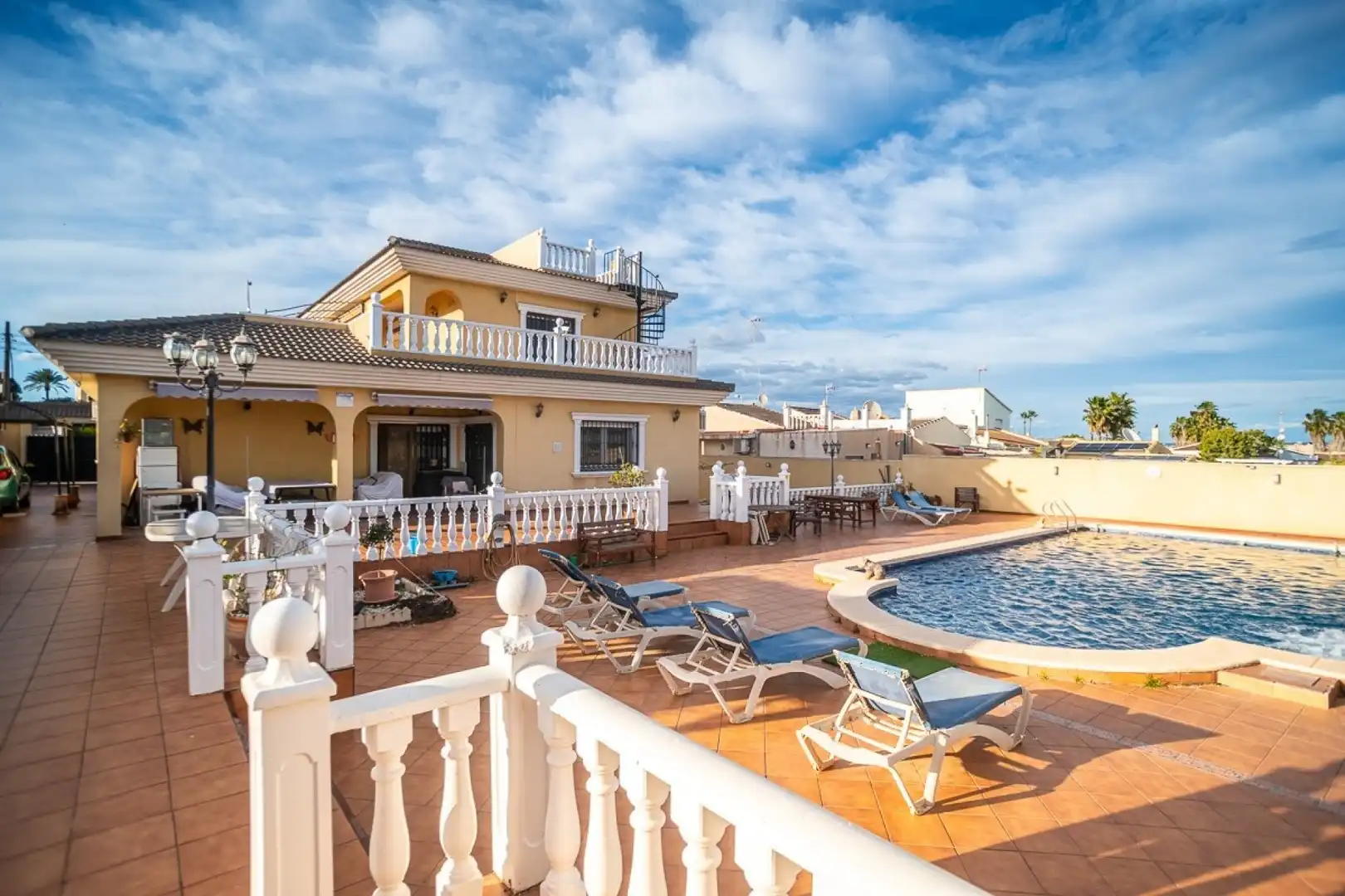 Vista exterior de Casa o xalet en venda en Torrevieja amb Aire condicionat, Calefacció i Jardí privat
