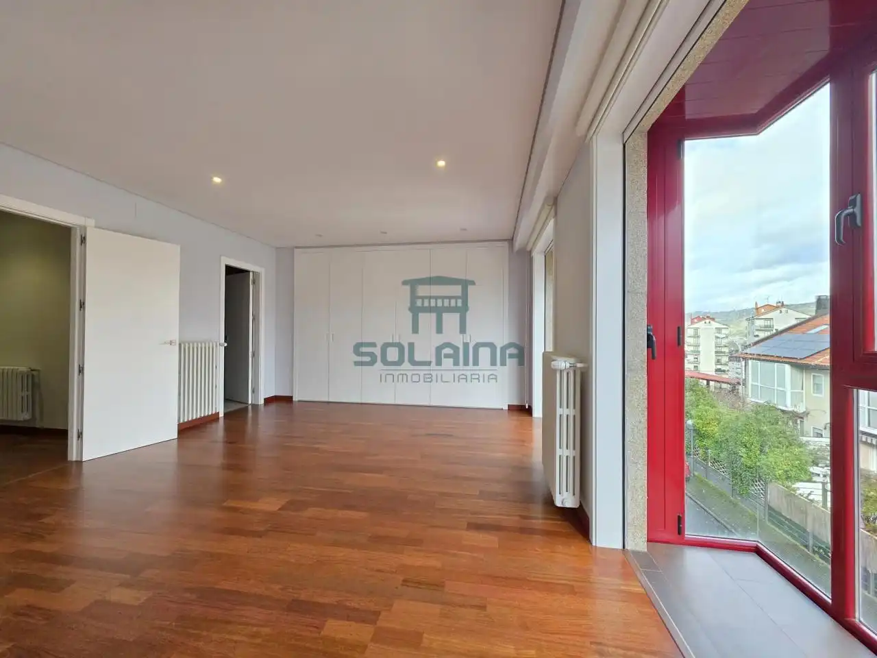 Sala d'estar de Casa adosada en venda en Ourense Capital  amb Calefacció, Jardí privat i Terrassa
