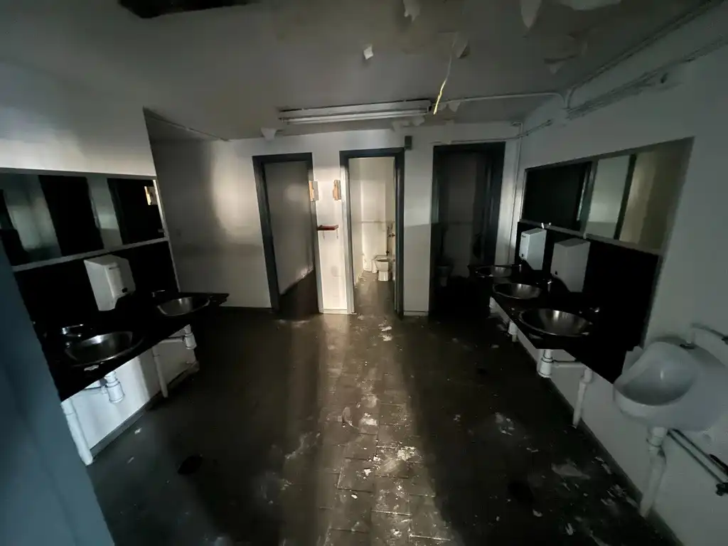 Baño de Nave industrial de alquiler en Oleiros con Calefacción
