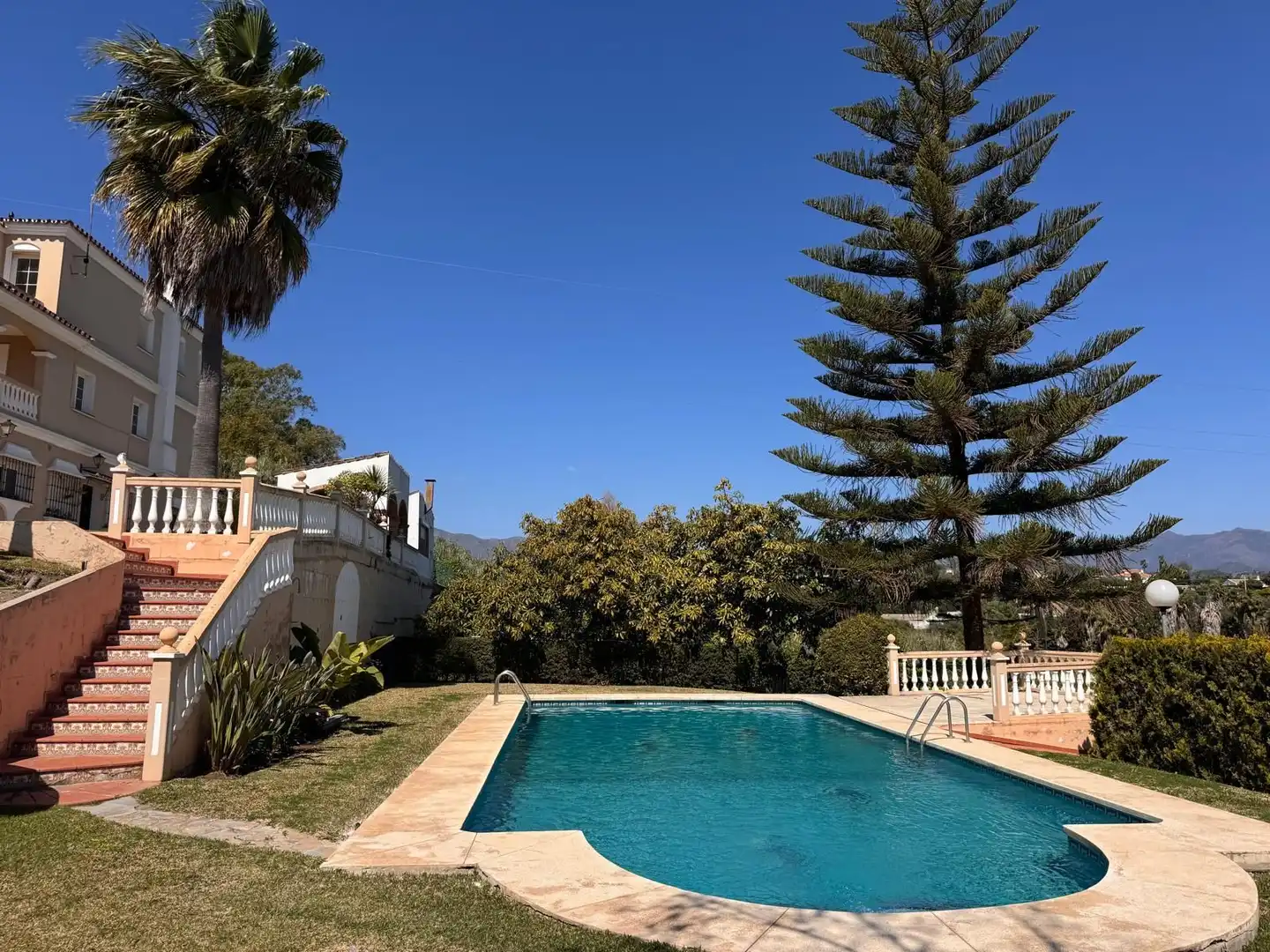 Piscina de Casa o chalet en venta en Estepona con Aire acondicionado, Calefacción y Jardín privado