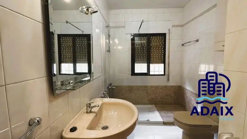 Badezimmer von Haus oder Chalet zum Verkauf in Bargas mit Klimaanlage, Heizung und Terrasse