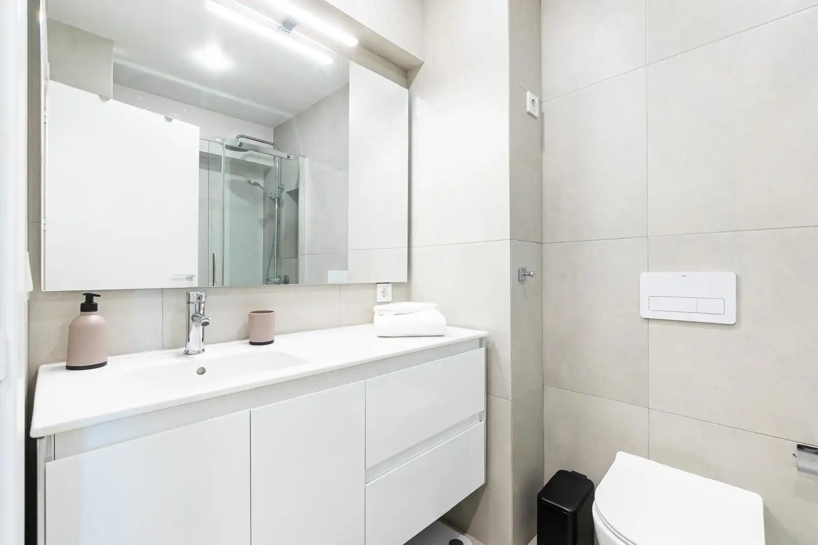 Baño de Apartamento de alquiler en Torrevieja con Aire acondicionado, Calefacción y Terraza