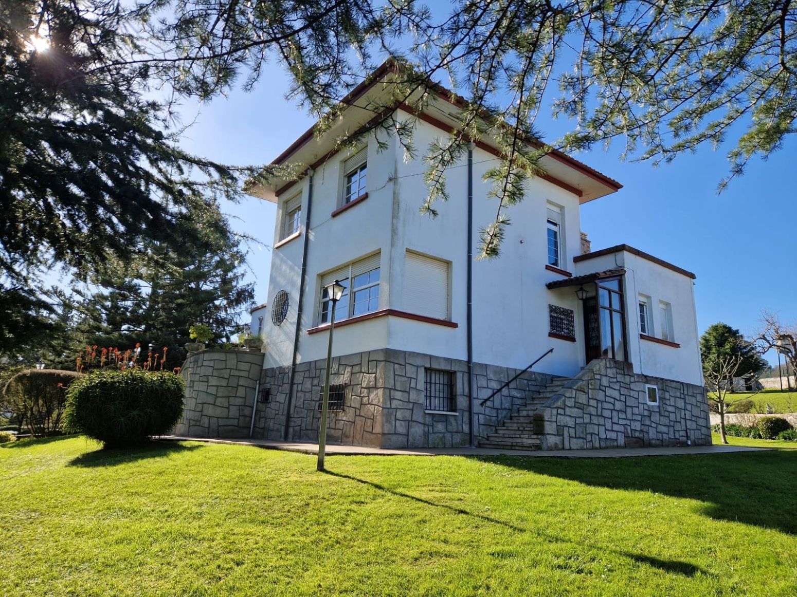 Vista exterior de Casa o xalet en venda en Castrillón amb Calefacció, Terrassa i Traster