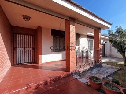 Vista exterior de Casa o xalet en venda en Cabanillas del Campo amb Terrassa i Piscina