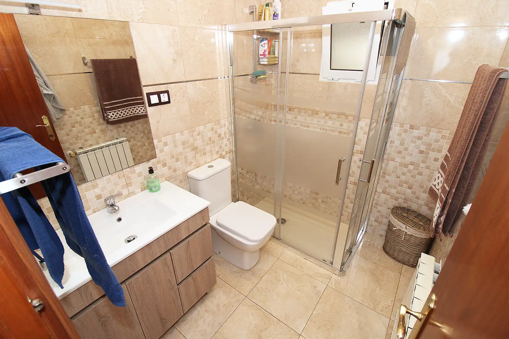 Badezimmer von Einfamilien-Reihenhaus zum Verkauf in Torremocha de Jarama mit Heizung, Privatgarten und Internet