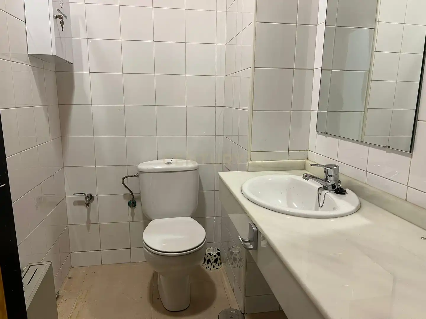 Bany de Local en venda en Granada amb Aire condicionat