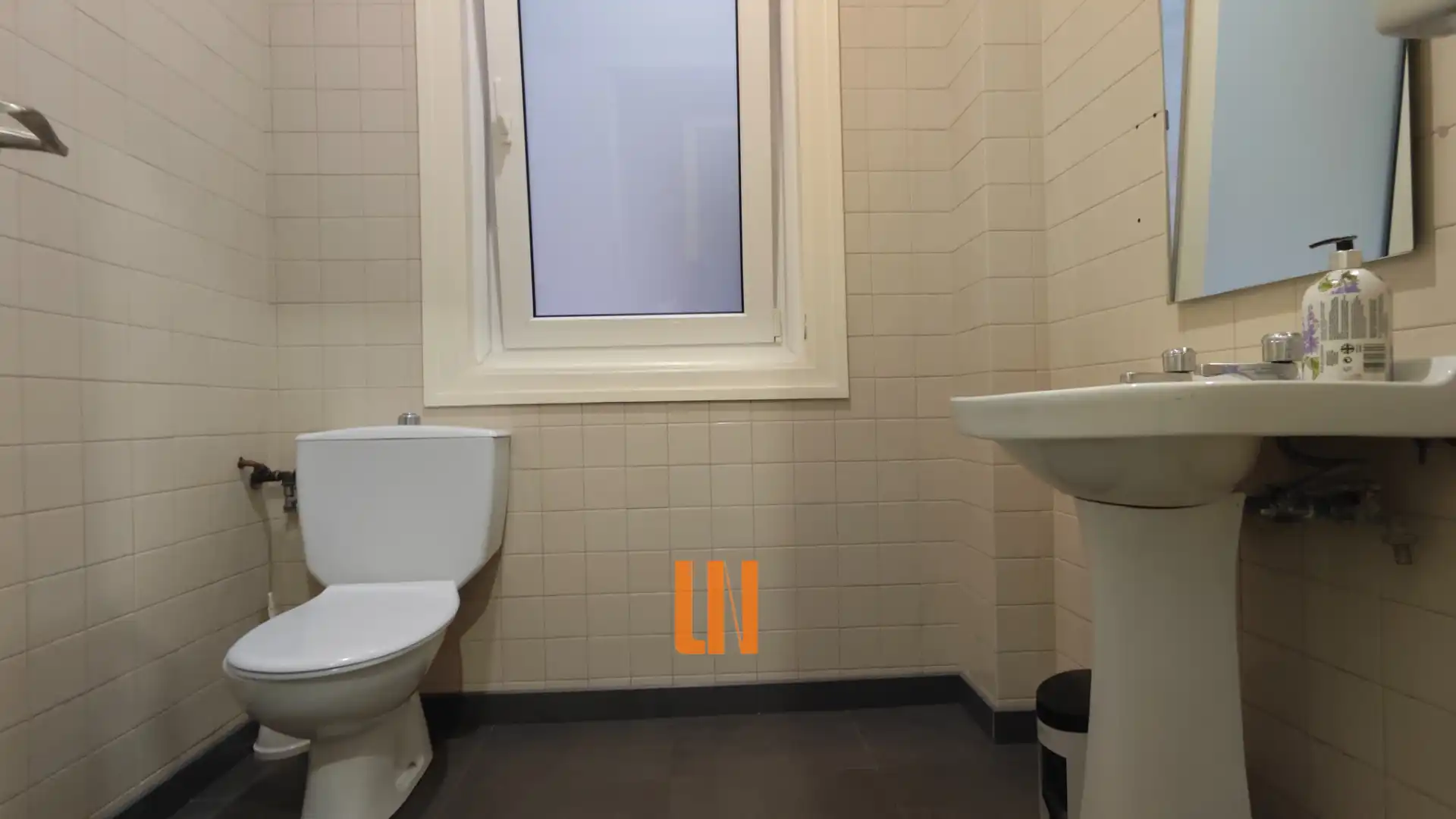 Baño de Oficina de alquiler en A Coruña Capital  con Calefacción y Internet