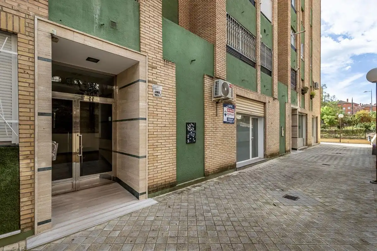 Vista exterior de Pis en venda en Granada amb Aire condicionat, Terrassa i Forn