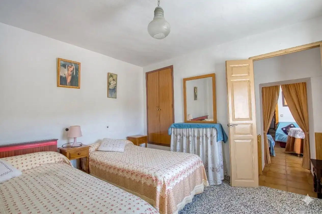 Dormitori de Casa adosada en venda en Canillas de Aceituno amb Jardí privat