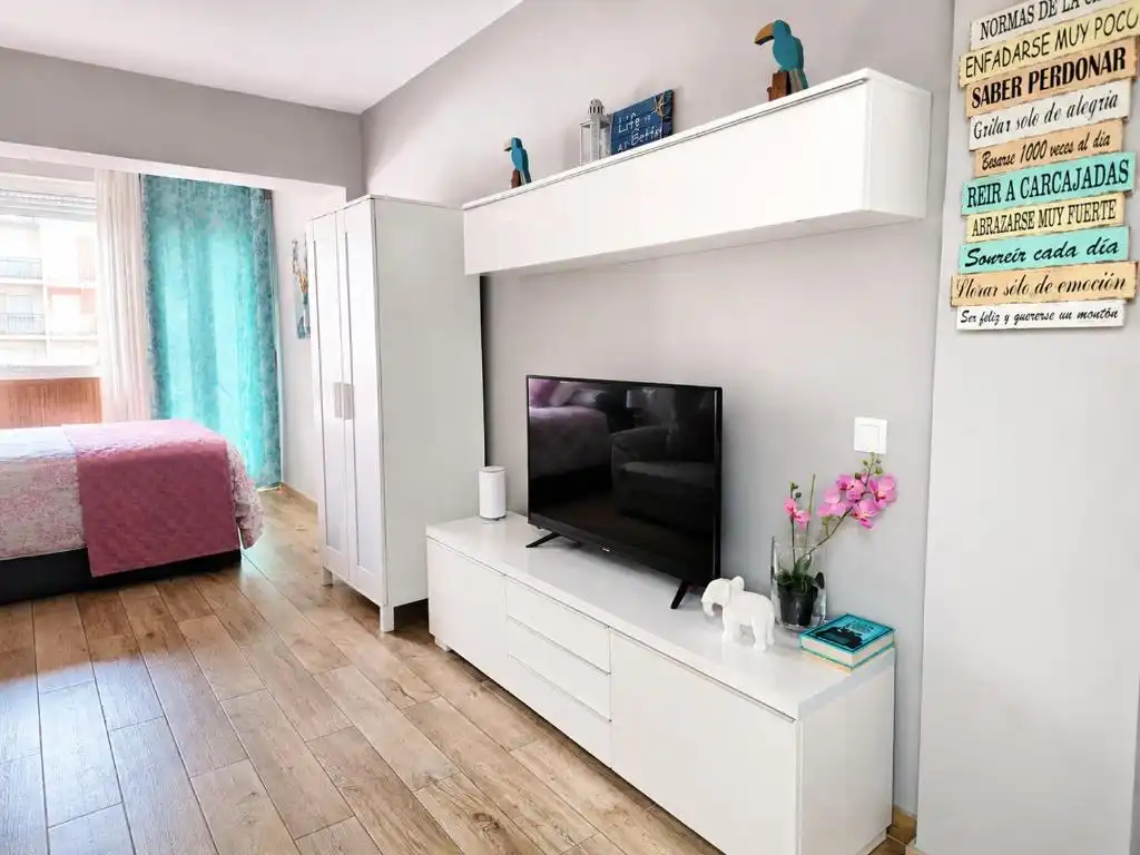 Sala de estar de Estudio en venta en Torremolinos con Amueblado y Piscina comunitaria