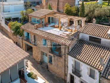 Casa rustica con balcone in vendita a Carrer Alzines