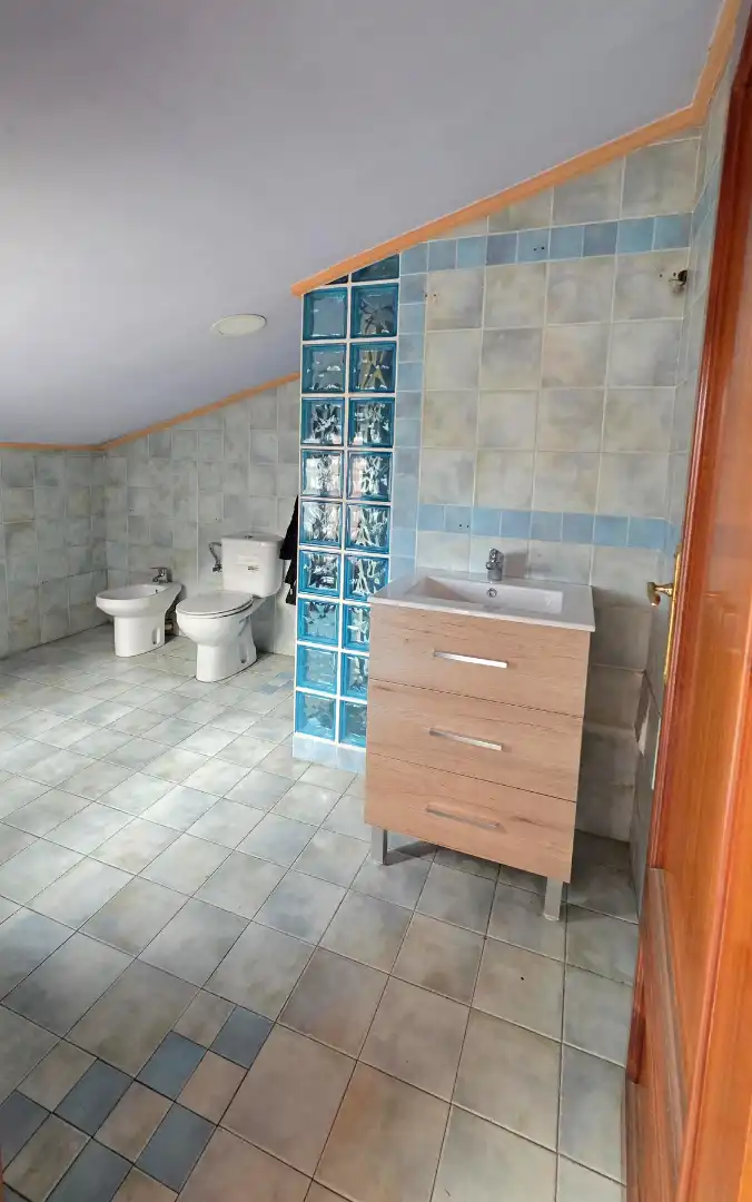 Badezimmer von Dachboden zum Verkauf in Rubí mit Terrasse und Ofen