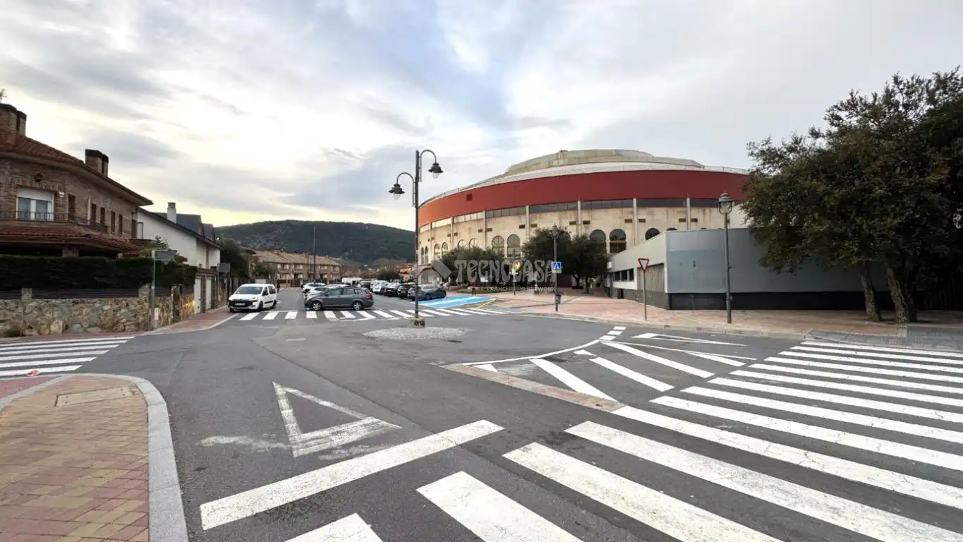 Vista exterior de Casa adosada en venda en Moralzarzal amb Calefacció, Terrassa i Piscina comunitària