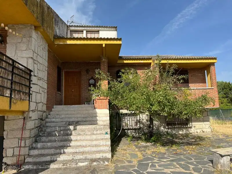 Vista exterior de Casa o chalet en venta en Cazalegas con Piscina