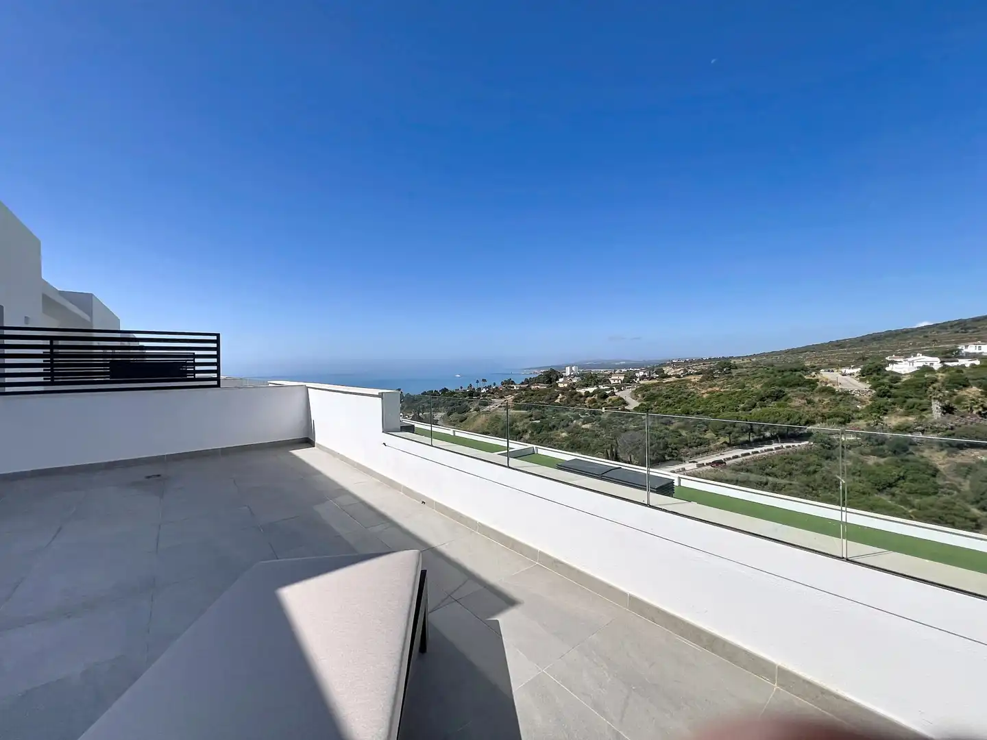 Terrasse von Einfamilien-Reihenhaus zum Verkauf in Manilva mit Klimaanlage, Terrasse und Abstellraum