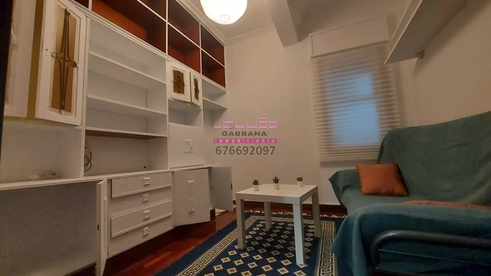 Dormitori de Pis de lloguer en Vigo  amb Calefacció, Parquet i Moblat