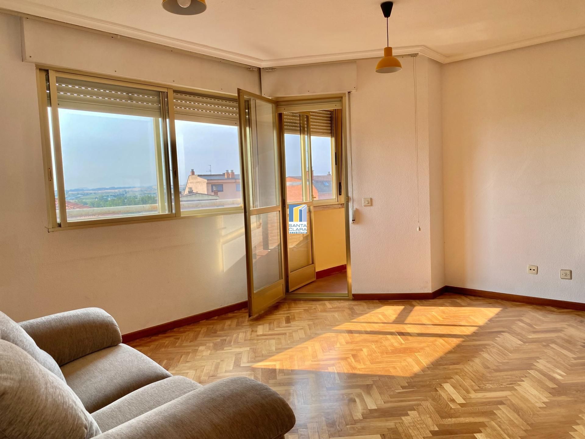 Sala d'estar de Pis en venda en Zamora Capital  amb Aire condicionat, Calefacció i Parquet