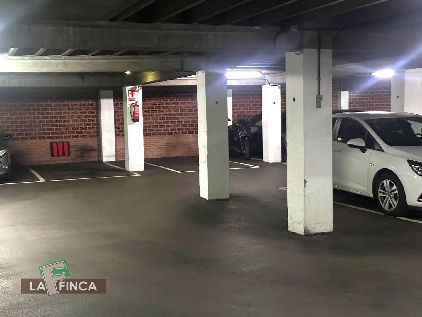 Parking de Piso en venta en Oviedo  con Calefacción, Parquet y Amueblado