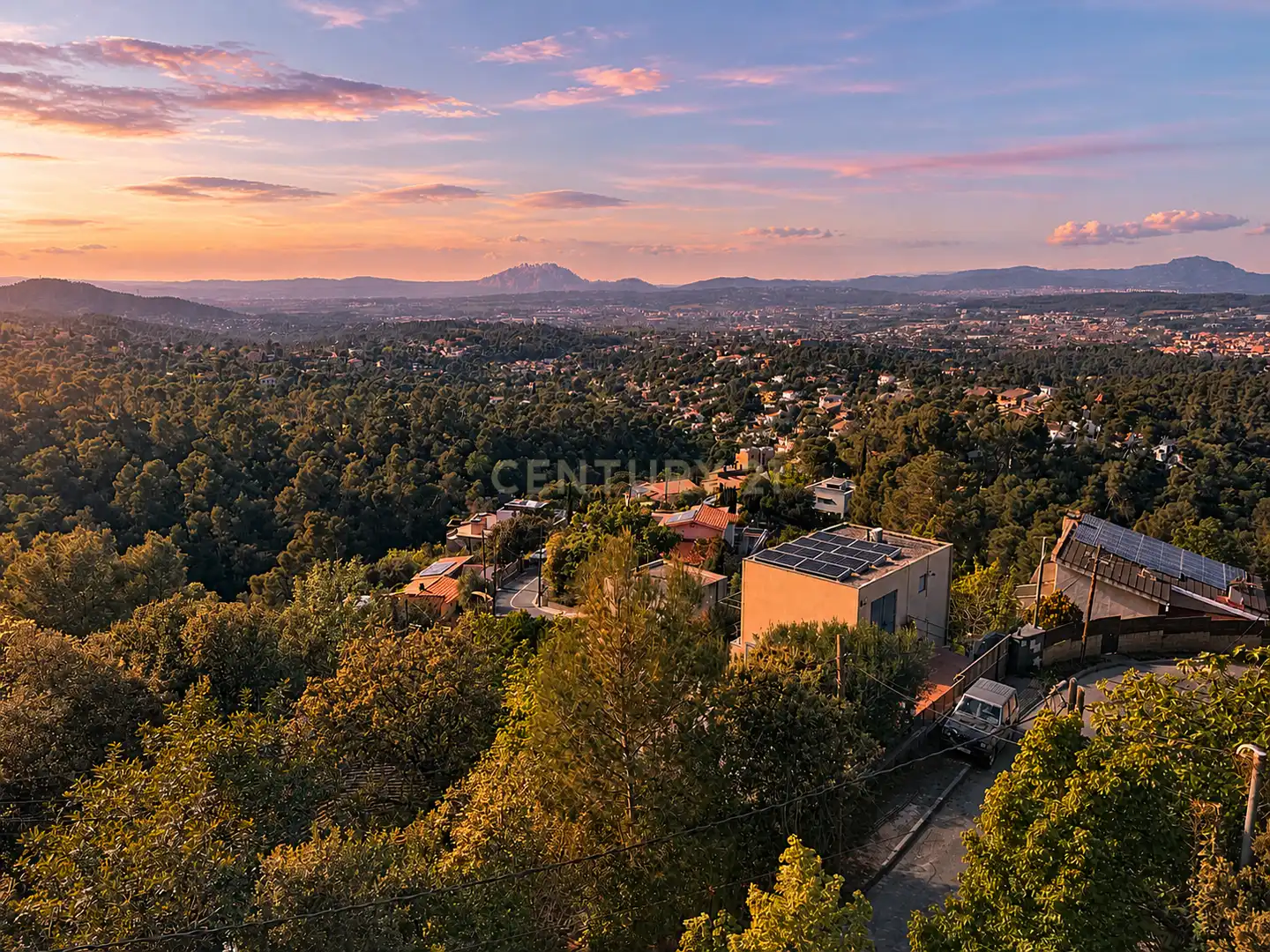 Vista exterior de Casa o xalet en venda en Sant Cugat del Vallès amb Aire condicionat, Jardí privat i Traster