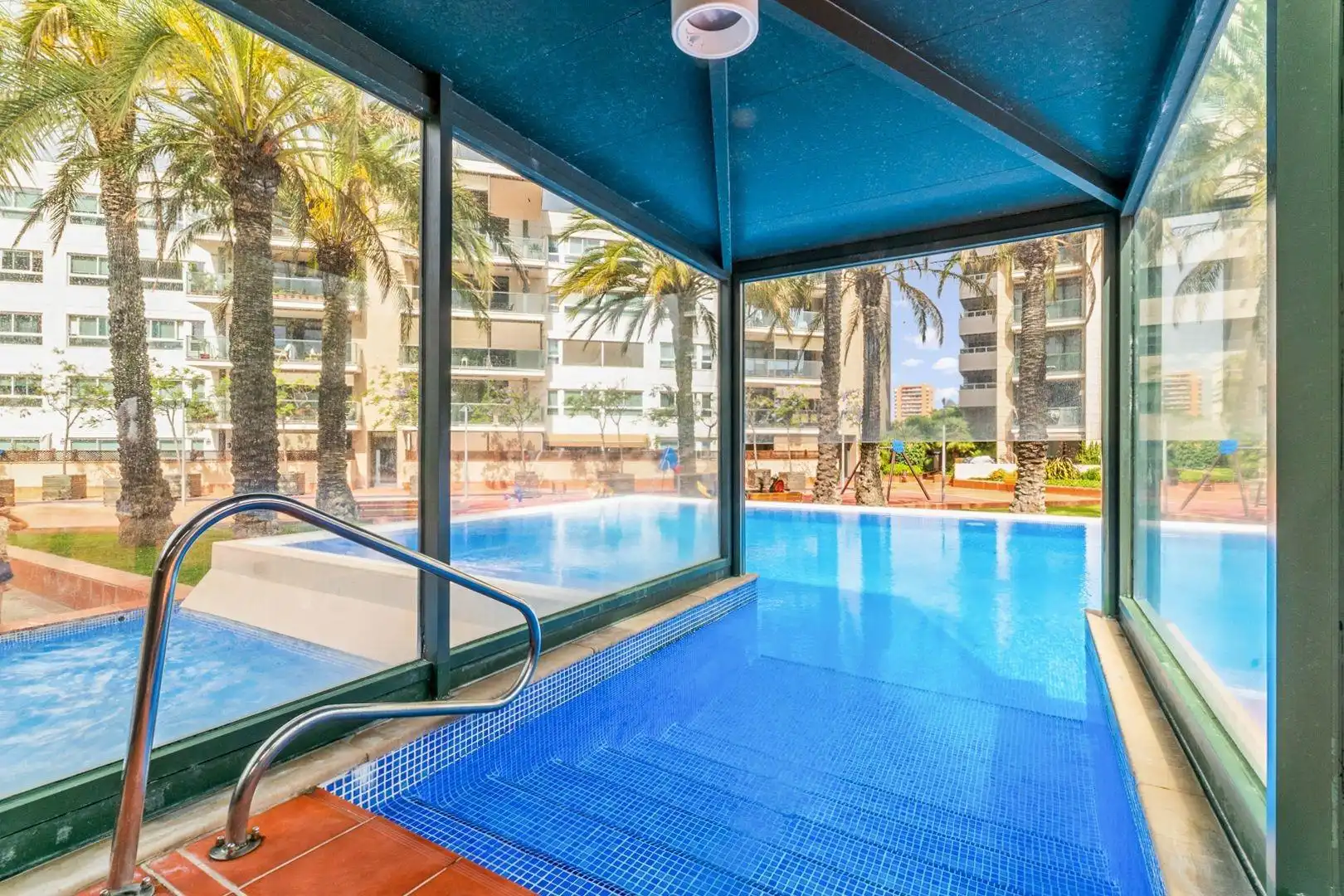 Schwimmbecken von Maisonette zum Verkauf in Barcelona mit Klimaanlage, Heizung und Privatgarten