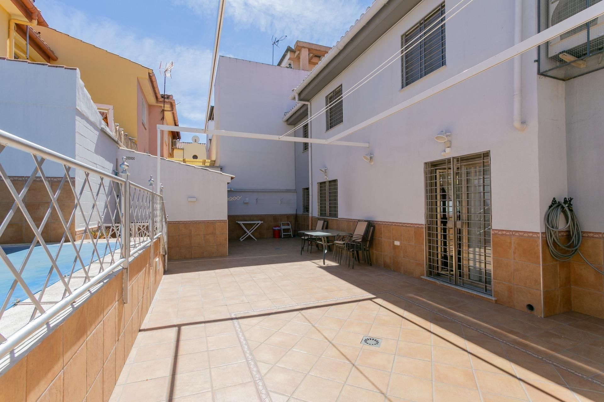 Vista exterior de Casa o xalet en venda en Maracena amb Jardí privat, Terrassa i Piscina comunitària