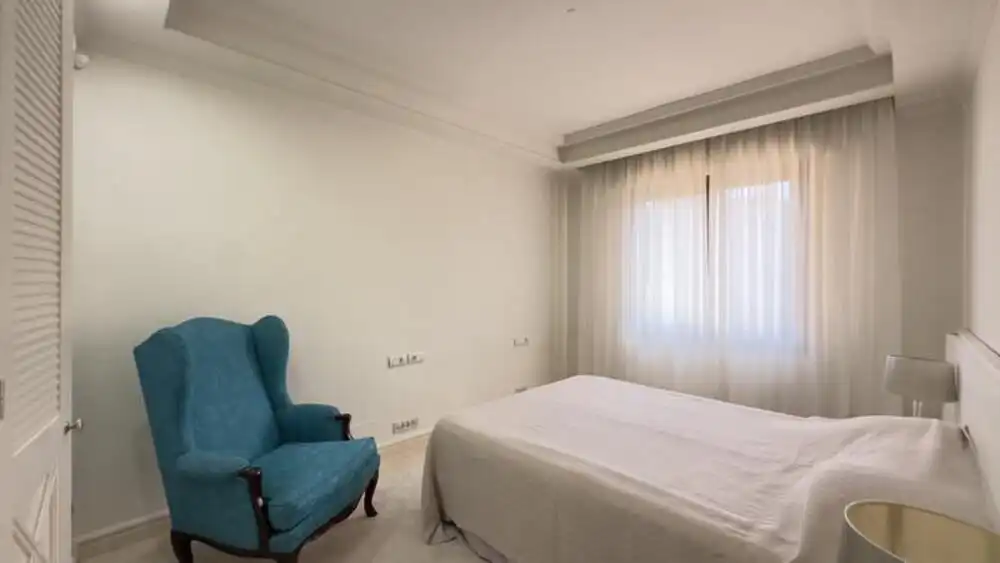Dormitori de Apartament de lloguer en Estepona amb Aire condicionat, Terrassa i Piscina