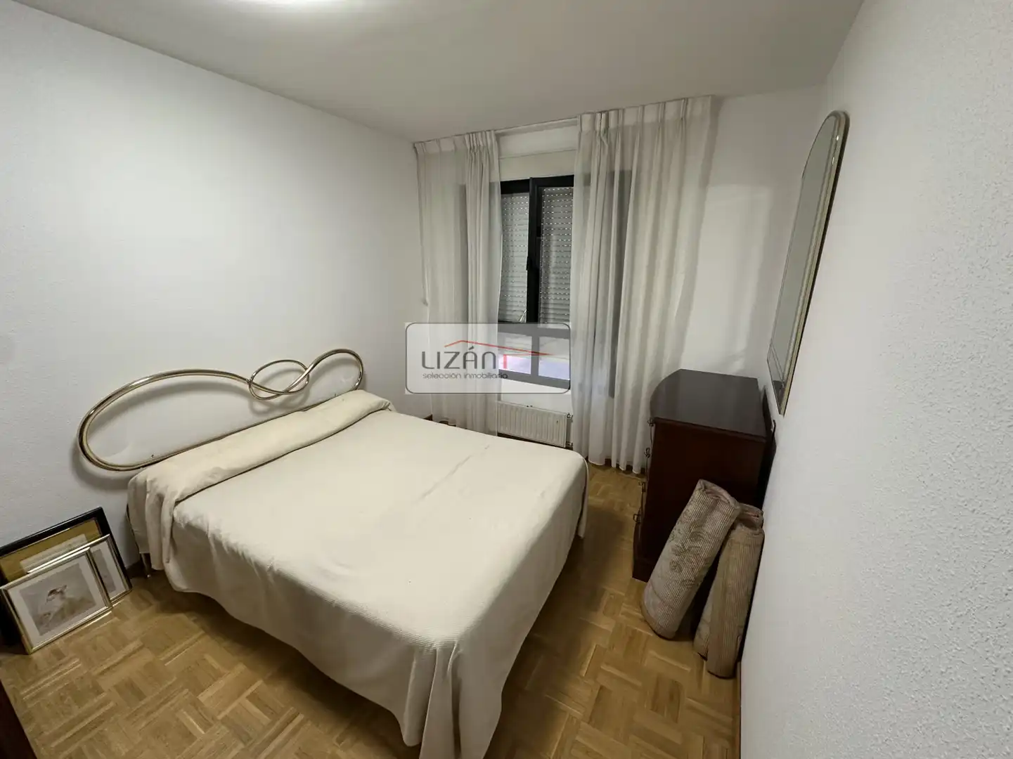 Dormitori de Pis de lloguer en Oviedo  amb Calefacció, Parquet i Moblat