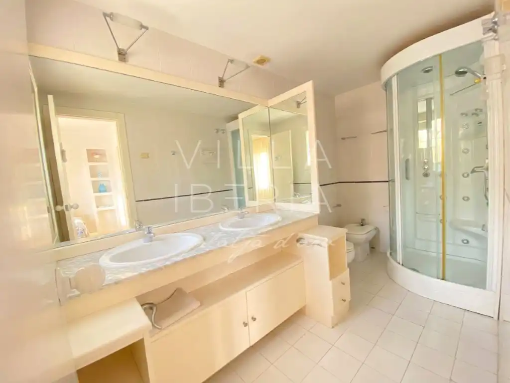 Badezimmer von Einfamilien-Reihenhaus zum Verkauf in Castell d'Aro, Platja d'Aro i s'Agaró mit Gemeinschaftspool