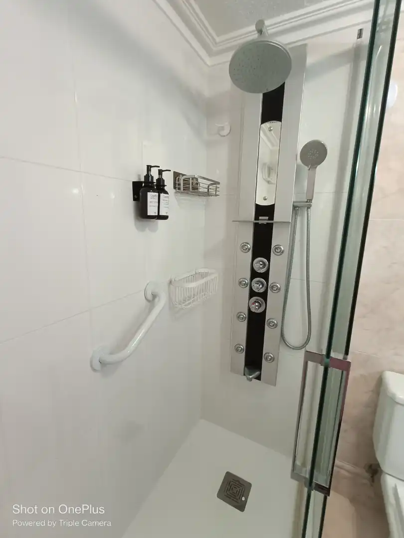 Bathroom of Flat for rent in Madrid  with Air Conditioner, Heating and Parquet flooring