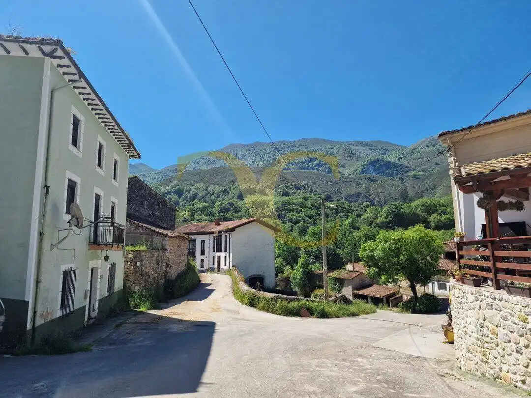 Vista exterior de Casa o xalet en venda en Llanes amb Jardí privat, Terrassa i Balcó