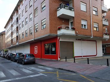 Gewerbefläche zum Verkauf in Los Corrales de Buelna - Avenida España