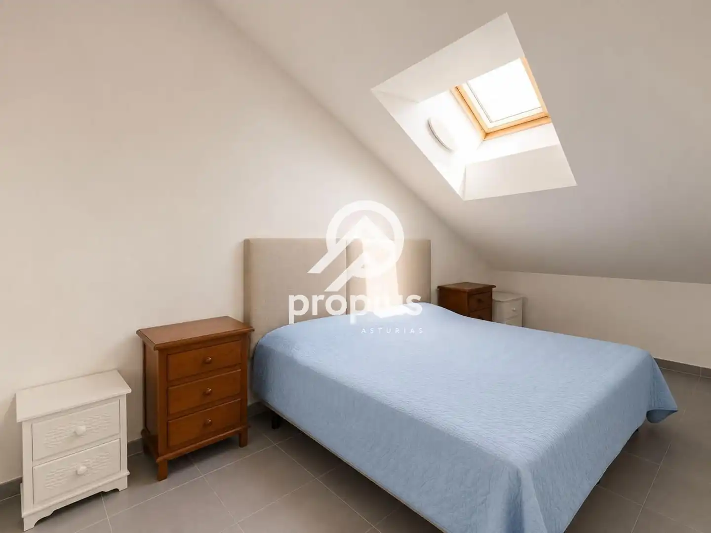 Schlafzimmer von Dachboden zum Verkauf in Llanes mit Abstellraum