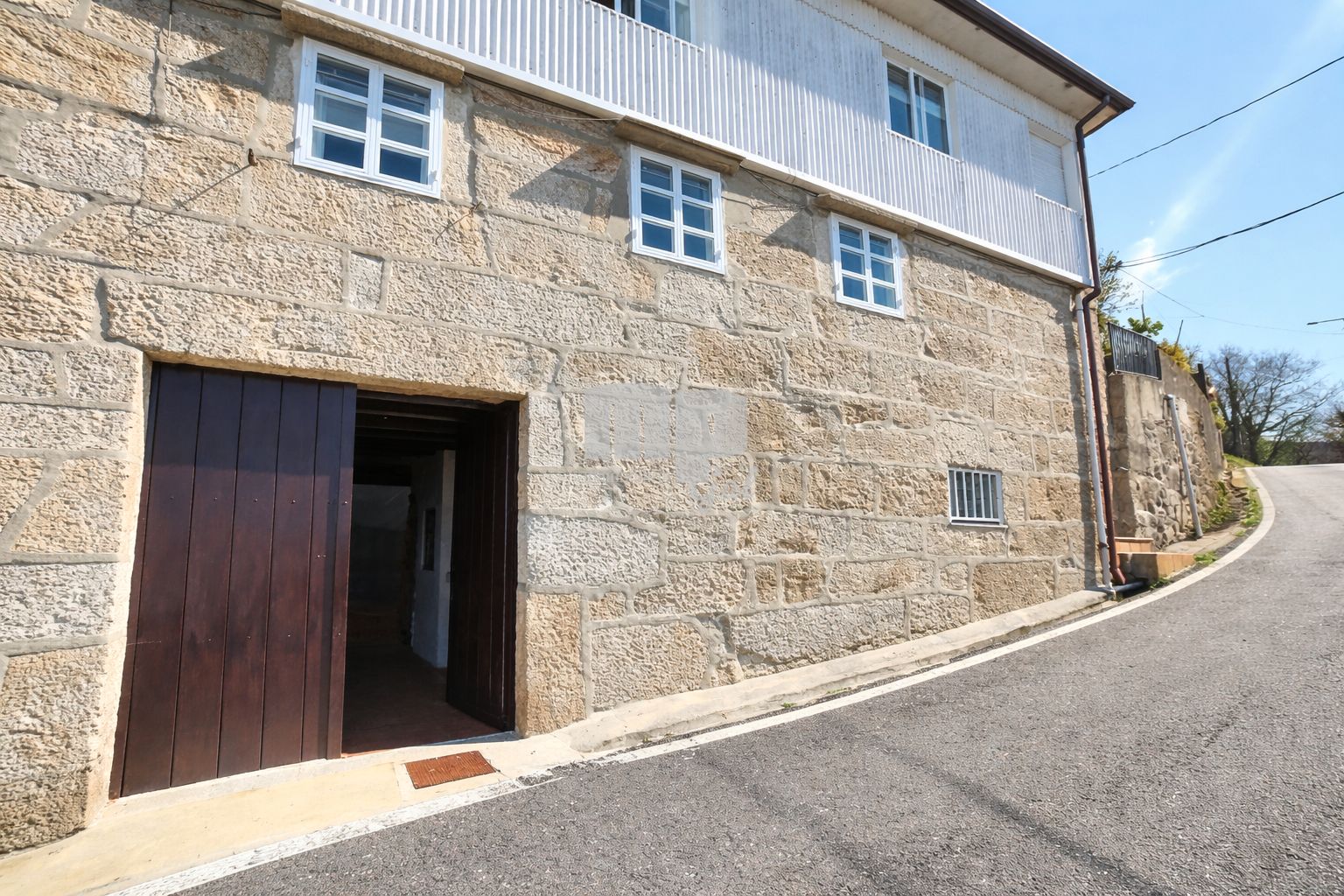 Außenansicht von Einfamilien-Reihenhaus zum Verkauf in Covelo mit Privatgarten, Terrasse und Abstellraum