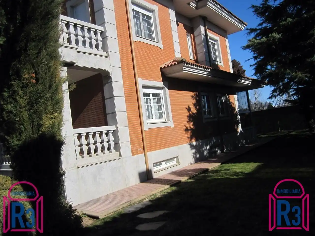 Vista exterior de Casa o chalet en venta en León Capital  con Calefacción