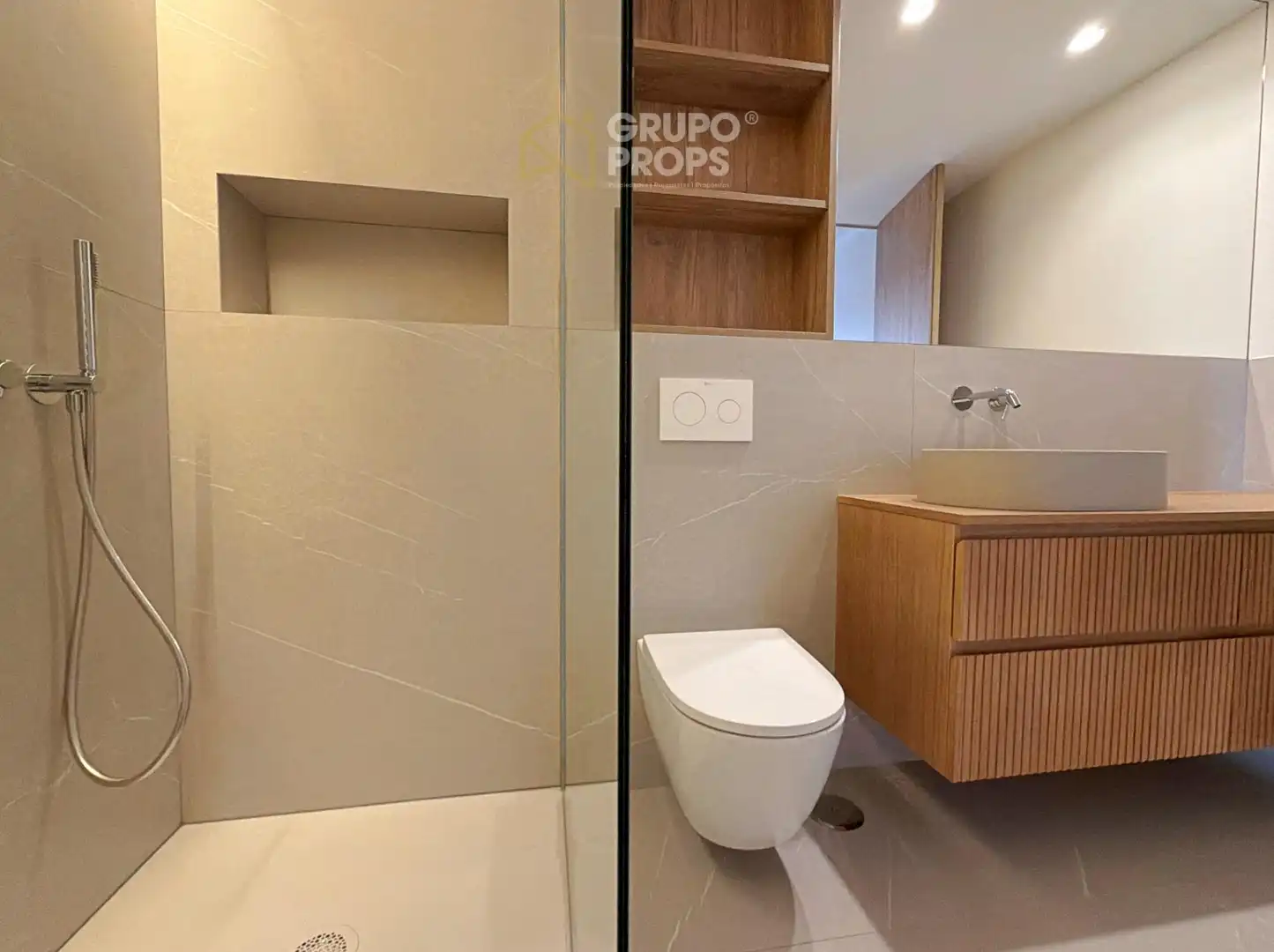 Baño de Apartamento en venta en Madrid con Calefacción y Amueblado