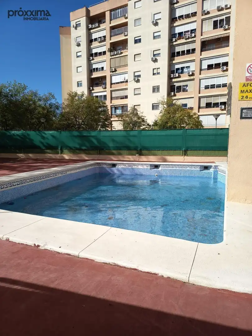 Swimming pool of Flat for sale in Sevilla  with Air Conditioner, Terrace and Community pool