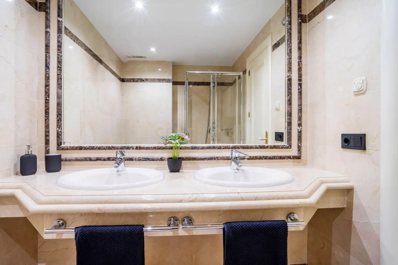 Badezimmer von Wohnungen zum Verkauf in Marbella mit Klimaanlage, Privatgarten und Ofen