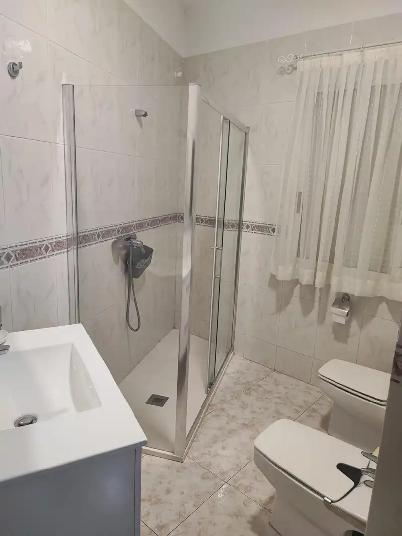 Bany de Casa adosada en venda en Boiro amb Terrassa, Moblat i Balcó