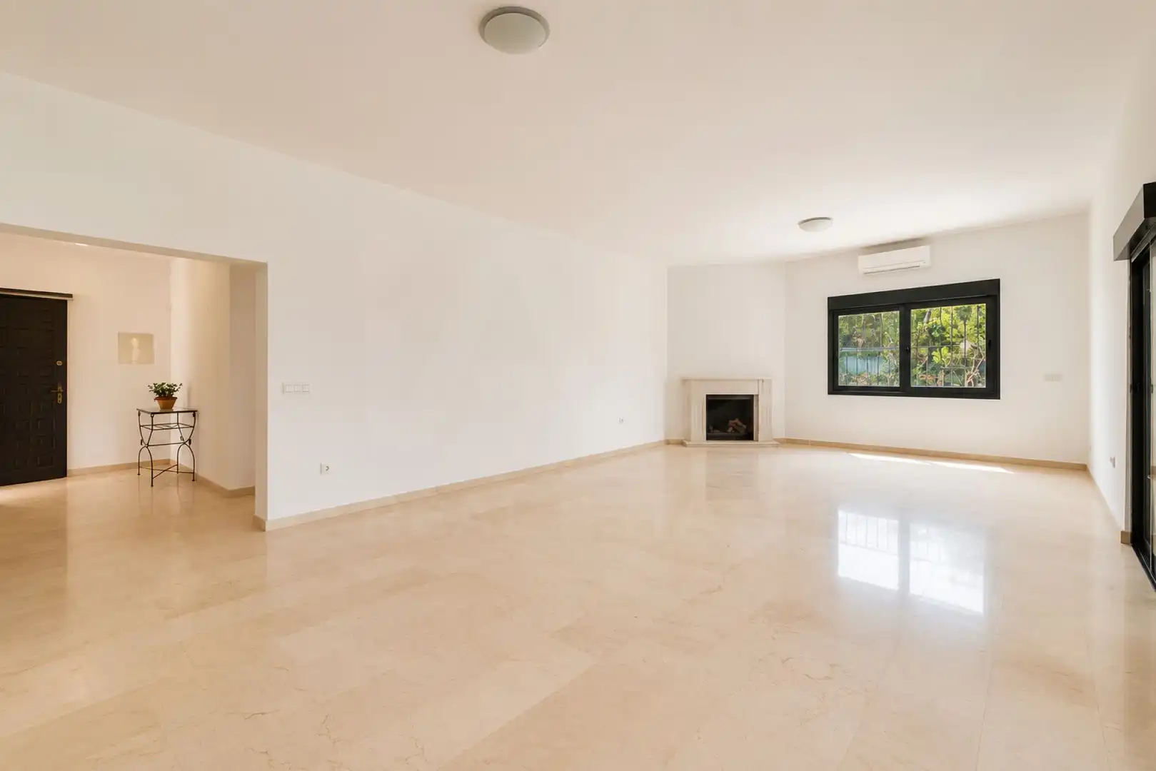 Sala d'estar de Casa o xalet en venda en Marbella amb Aire condicionat i Terrassa