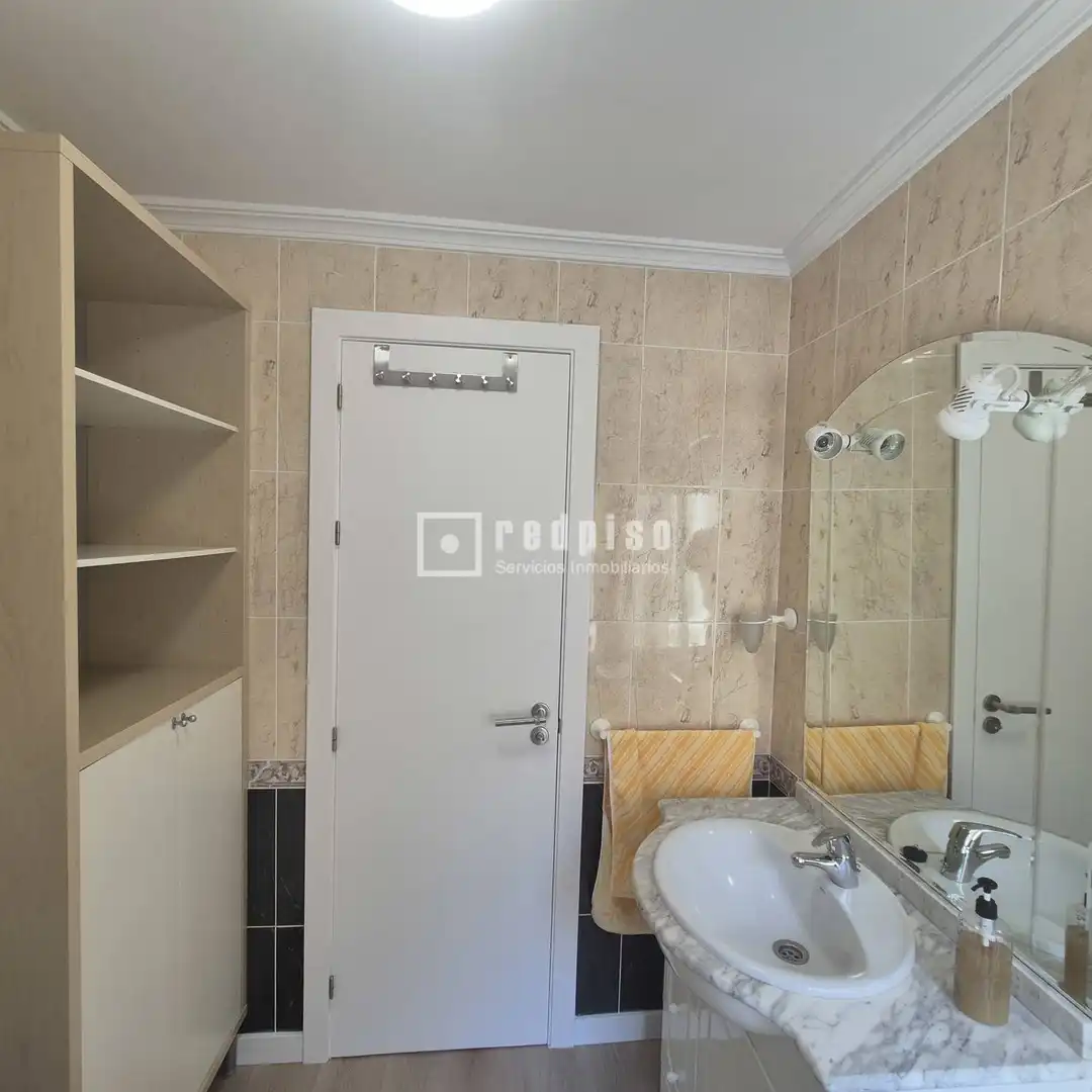 Bany de Pis de lloguer en Sevilla amb Aire condicionat, Terrassa i Moblat