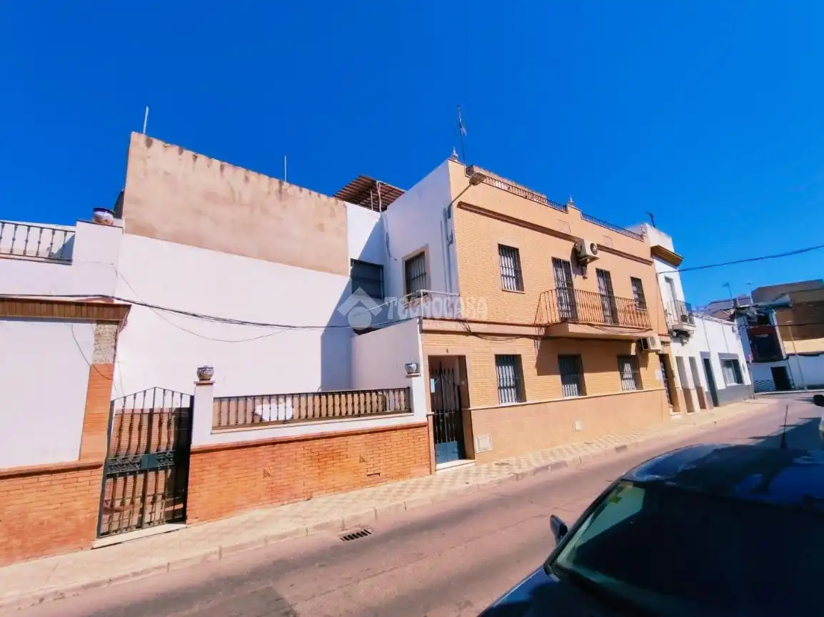 Vista exterior de Piso en venta en Coria del Río