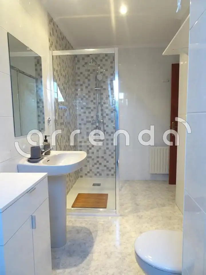 Badezimmer von Wohnung zur Miete in Santander mit Heizung und Möbliert