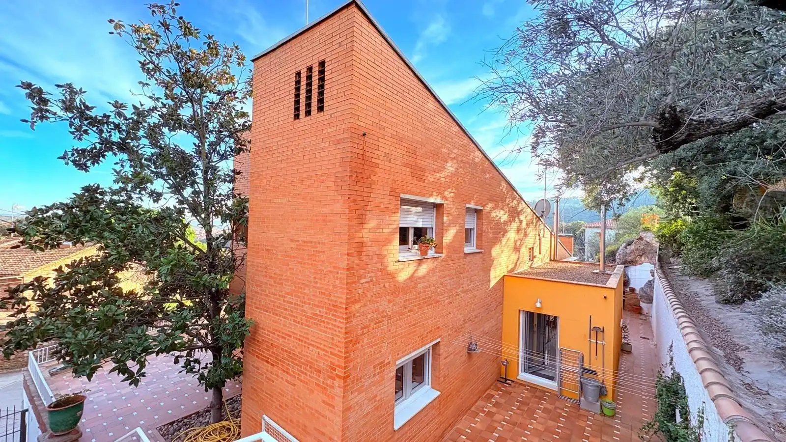 Vista exterior de Casa o xalet en venda en Castellar del Vallès amb Calefacció, Jardí privat i Terrassa