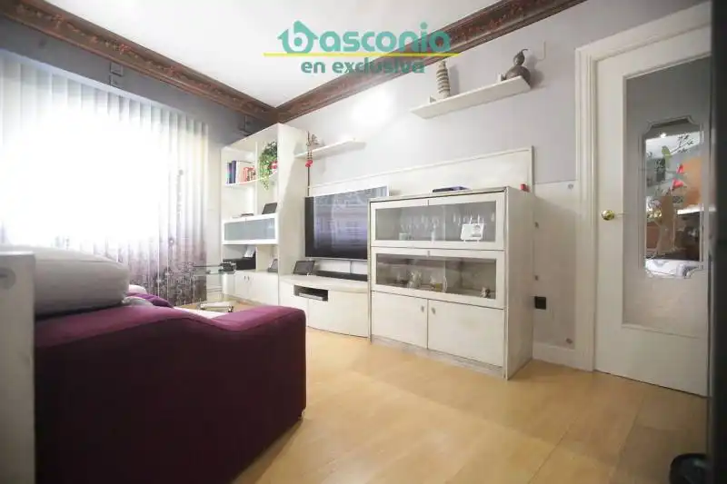 Sala de estar de Piso en venta en Basauri  con Calefacción, Amueblado y Balcón