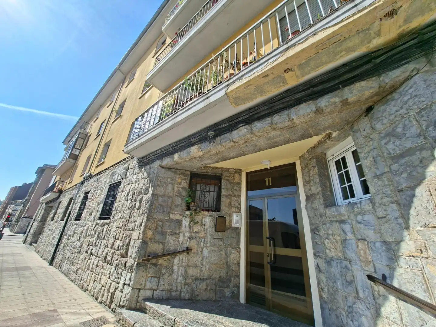 Vista exterior de Planta baja en venta en Oviedo 