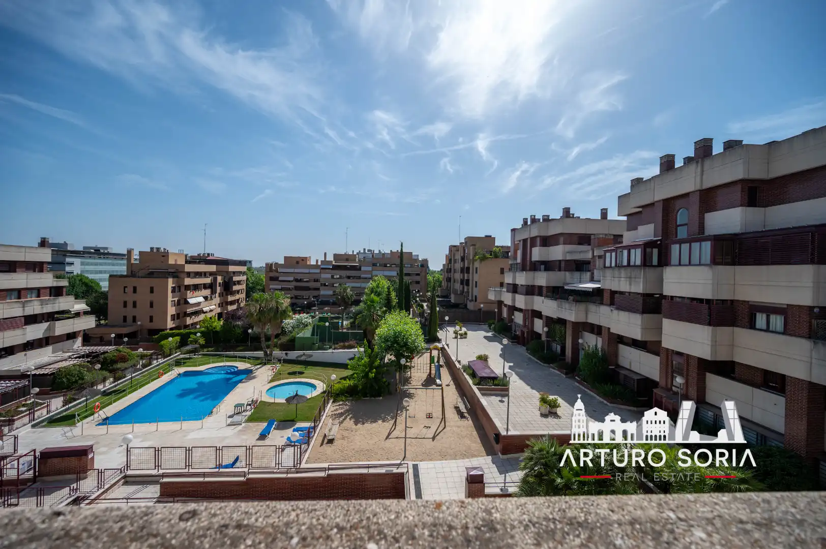 Vista exterior de Àtic de lloguer en La Moraleja amb Terrassa i Piscina comunitària