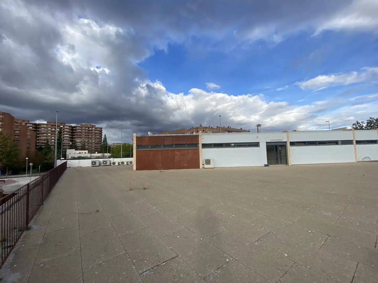 Vista exterior de Local de lloguer en  Logroño