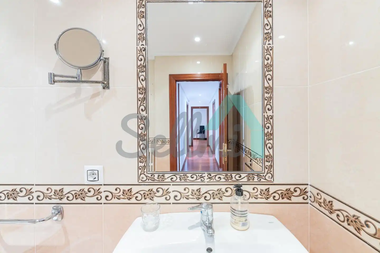Baño de Piso en venta en Oviedo  con Calefacción