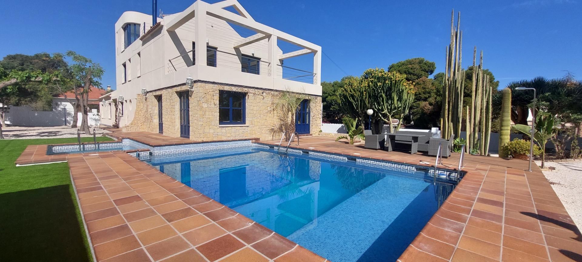 Piscina de Casa o xalet en venda en Alicante / Alacant amb Aire condicionat, Calefacció i Jardí privat