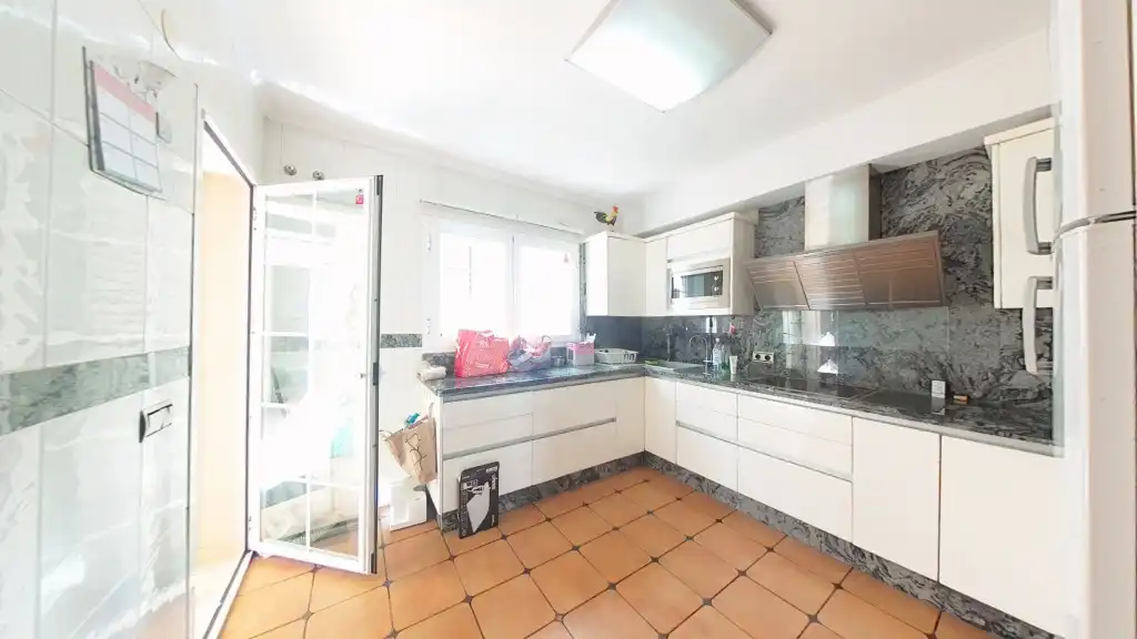 Cuina de Casa o xalet en venda en Vélez-Málaga amb Aire condicionat, Terrassa i Jacuzzi